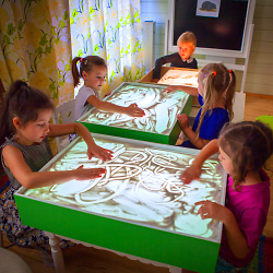 Детский сад «Ля Мезон» - Рисование песком